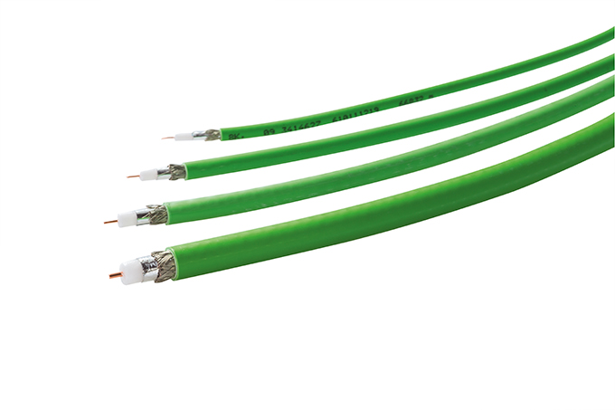 Quatre câbles Low Loss HD côte à côte avec des diamètres différents