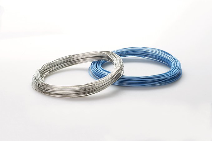 Cable semiflexible de color azul y zinc
