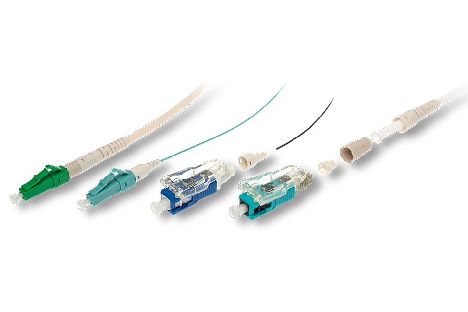 Cuatro conectores de fibra óptica LC y SC terminables en campo