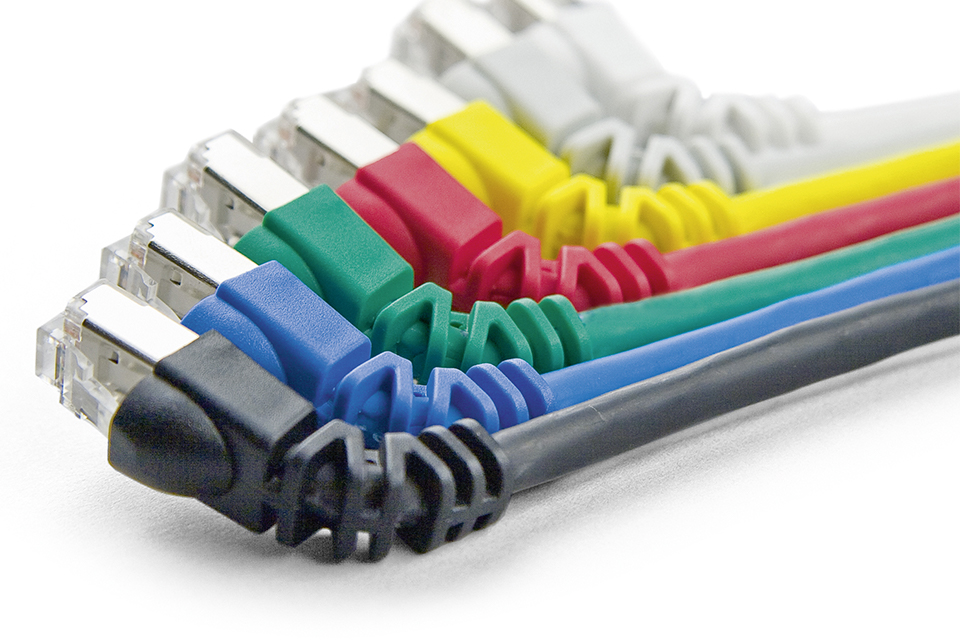 Varios cables de conexión RJ45 en negro, azul, verde, rojo, amarillo y blanco