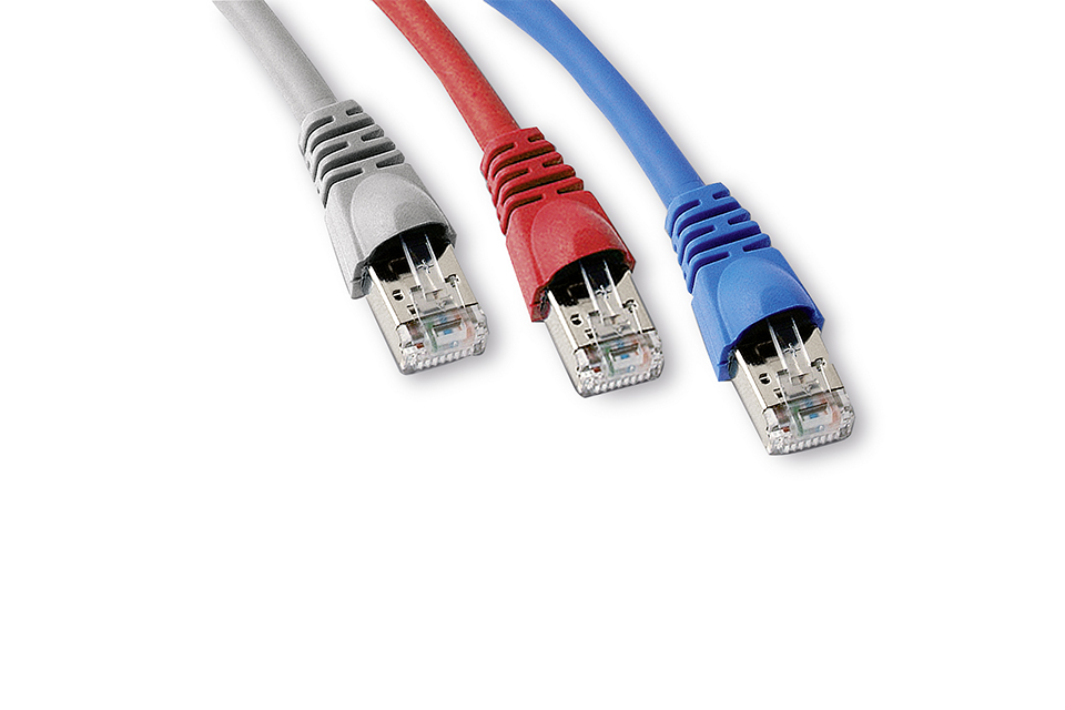  Tres cables de conexión RJ45 en blanco, rojo y azul